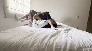 LUCHA LIBRE FEMENINA EN PIJAMA CON CULOS REBOTANDO, CAIDAS INESPERADAS Y MUCHOS GOLPES