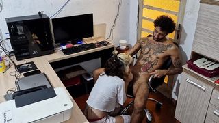 ACORDEI COM TESAO DE MADRUGADA E PEDI PRO MEU MEIO-IRMAO ME FODER GOSTOSO