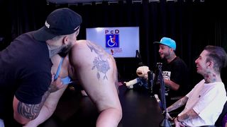 LOIRA SAFADA SOBE DE 4 NA MESA E TEM A BUCETA CHUPADA - CASAL DNA (WATCH ON: SHEER/RED)