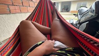 UNA MANANA ME LEVANTE CACHONDA A MASTURBARME ENFRENTE DE MIS VECINOS