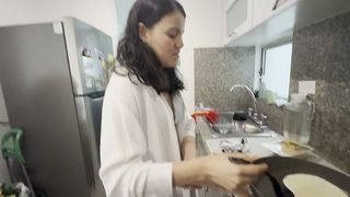 SEXO LESBICO CON LA HERMANASTRA DE MI ESPOSO EN LA COCINA MIENTRAS PREPARA EL DESAYUNO Y MI ESPOSO ESTA EN LA HABITACION