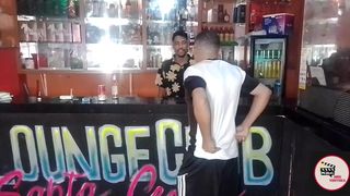 entrou no puteiro comeu a loira na sinuca