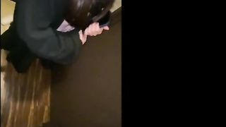 カフェのバイトリーダーと浮◯してる時に彼氏から電話。浮◯中だと勘付かれないように必死にごまかす21歳女子◯生。