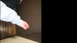 カフェのバイトリーダーと浮◯してる時に彼氏から電話。浮◯中だと勘付かれないように必死にごまかす21歳女子◯生。