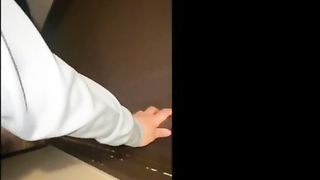 カフェのバイトリーダーと浮◯してる時に彼氏から電話。浮◯中だと勘付かれないように必死にごまかす21歳女子◯生。