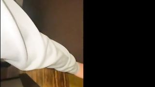 カフェのバイトリーダーと浮◯してる時に彼氏から電話。浮◯中だと勘付かれないように必死にごまかす21歳女子◯生。