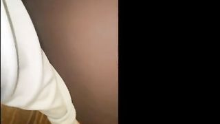 カフェのバイトリーダーと浮◯してる時に彼氏から電話。浮◯中だと勘付かれないように必死にごまかす21歳女子◯生。