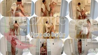 HORA DO BANHO, TRAICAO DE MACHO CASADO DOTADO 22 SAFADO BOTANDO A TRANS PRA MAMAR NO BANHEIRO.