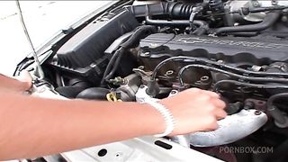 Nada como conhecer mecanica, voce pode foder um aviao como esta gata