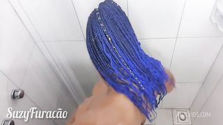 Pedi pra esfregar minhas costas e ganhei pau na buceta e leite na boca