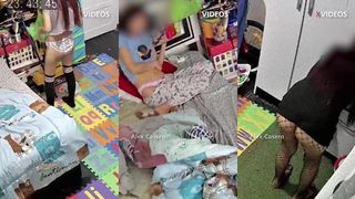 ESPLANDO A MI VECINA ... CON UNA MINI CAMARA EN SU CUARTO VEO CUANDO SE MASTURBA Y SE DESNUDA POR LAS NOCHES