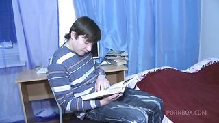 Student convinces sweet girlfriend to try anal in the dorm