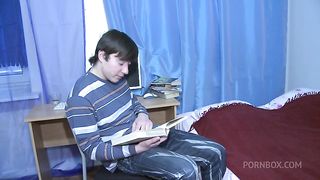 Student convinces sweet girlfriend to try anal in the dorm