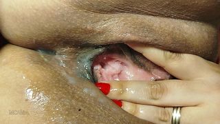 PUTINHA EXIBINDO A BUCETINHA TODA CHEIA DE PORRA