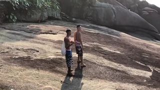 DOIS MALOKAS SE PEGANDO NA PRAIA. - COMPLETO