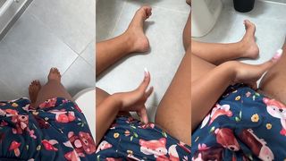 MASTURBADA EN EL BANO MIENTRAS MI PADRES ESTAN EN LA COCINA