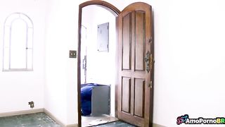 Eletricista amigo de meu marido se recusou a cobrar ate ver o pagamento que eu tinha para ele!