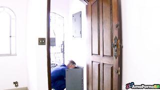 Eletricista amigo de meu marido se recusou a cobrar ate ver o pagamento que eu tinha para ele!