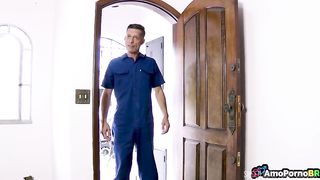 Eletricista amigo de meu marido se recusou a cobrar ate ver o pagamento que eu tinha para ele!