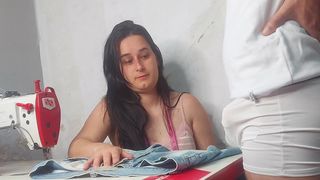 COSTUREIRA OBSERVANDO ERECAO DO CLIENTE!