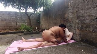 COMENDO A GORDINHA CASADA NO FUNDO DO QUINTAL