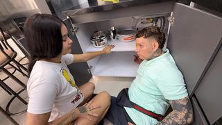 LINDA MUJER LATINA SEDUCE A PLOMETO APRENDIZ MIENTRAS SU MARIDO ESTA EN CASA DESCANSANDO Y LE HACE EL MEJOR SEXO DE SU VIDA. H.L.