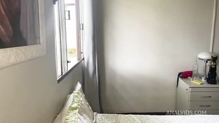 Morena tatuada fudendo gostoso na janela e levando pica de 4