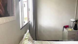 Morena tatuada fudendo gostoso na janela e levando pica de 4