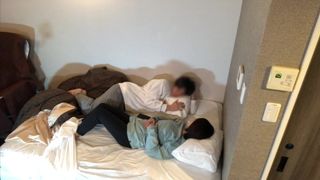 バイトの先輩と浮気中に彼氏から電話が掛かってきて「今何してるの？」と電話がきて焦る女子大◯生