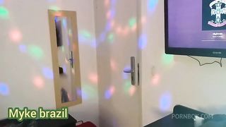 A empregada novinha deu mole para o patrao e ele nao perdoo