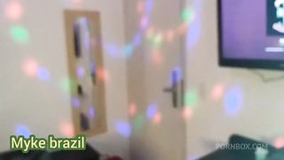 A empregada novinha deu mole para o patrao e ele nao perdoo