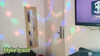 A empregada novinha deu mole para o patrao e ele nao perdoo