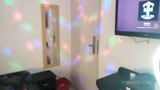 A empregada novinha deu mole para o patrao e ele nao perdoo