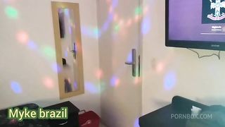 A empregada novinha deu mole para o patrao e ele nao perdoo
