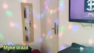 A empregada novinha deu mole para o patrao e ele nao perdoo