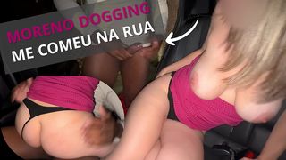 NOITE DE DOGGING: NANDANUA USADA NA RUA POR UM DESCONHECIDO NA FRENTE DO CORNO / USED IN THE STREET BY A STRANGER WHILE MY CUCK WATCHED