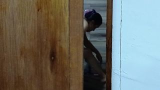 ME CALIENTO CADA DIA MAS ESPIANDO A MI CUNADA CUANDO SE BANA