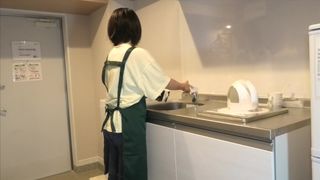 ◯どもが学校から帰ってくる前に妻とせっせとキッチンで愛の営みをする夫婦。