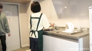 ◯どもが学校から帰ってくる前に妻とせっせとキッチンで愛の営みをする夫婦。