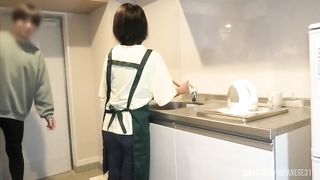 ◯どもが学校から帰ってくる前に妻とせっせとキッチンで愛の営みをする夫婦。