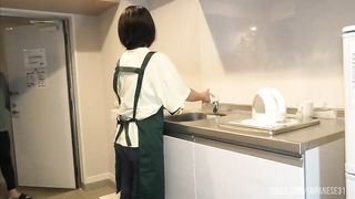 ◯どもが学校から帰ってくる前に妻とせっせとキッチンで愛の営みをする夫婦。