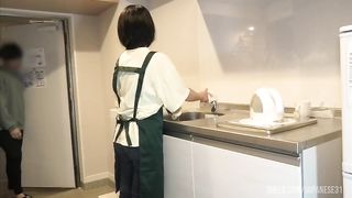 ◯どもが学校から帰ってくる前に妻とせっせとキッチンで愛の営みをする夫婦。