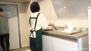 ◯どもが学校から帰ってくる前に妻とせっせとキッチンで愛の営みをする夫婦。