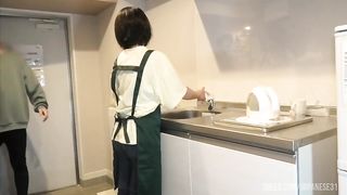 ◯どもが学校から帰ってくる前に妻とせっせとキッチンで愛の営みをする夫婦。