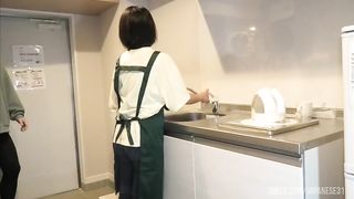 ◯どもが学校から帰ってくる前に妻とせっせとキッチンで愛の営みをする夫婦。
