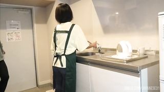 ◯どもが学校から帰ってくる前に妻とせっせとキッチンで愛の営みをする夫婦。