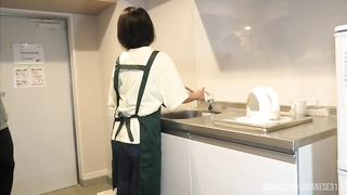◯どもが学校から帰ってくる前に妻とせっせとキッチンで愛の営みをする夫婦。