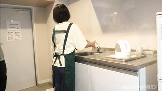 ◯どもが学校から帰ってくる前に妻とせっせとキッチンで愛の営みをする夫婦。