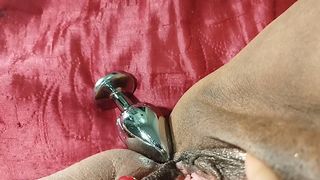 ENSAIO FOTOGRAFICO ENFIANDO OBJETOS NA BUCETA