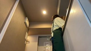 若妻が台所でお味噌汁を作ってる姿をみた僕は人妻感が滲み出ていて下半身が急にムラムラしてしまい、、